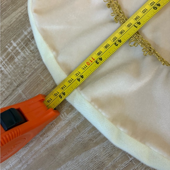 Elegant Velvet Cream and Gold Tree Skirt - Picture 3 of 5